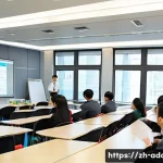 중독상담사 자격증 학원 선택 팁 - A modern, bright classroom setting inside a certified training institute in China, featuring a diver...